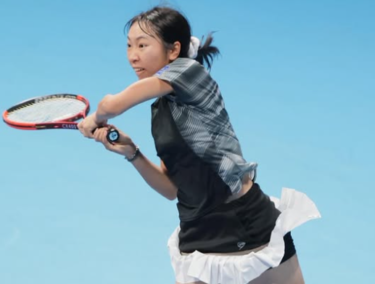 女子テニスプレーヤー伊藤あおいのパーカーについて解説します